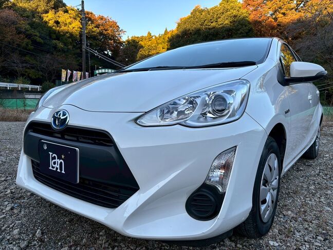 すっきりとしたサイドラインと、傷の少ない光沢あるボディに注目！【アクア】